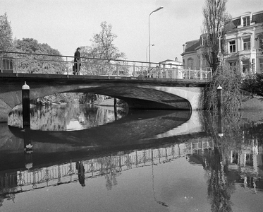 83842 Gezicht op de Herenbrug over de Stadsbuitengracht te Utrecht, uit het zuidwesten, met rechts de Maliesingel.